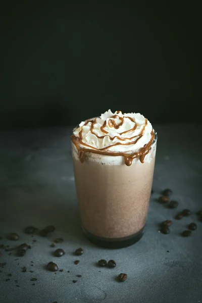 冷刨冰咖啡 布奇诺 与奶油和焦糖在黑暗的背景下 复制空间 — 图库照片