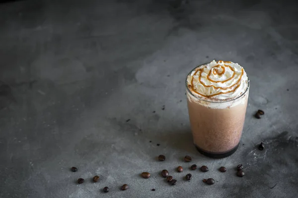 Iskaffe Frappe Frappuccino Med Vispad Grädde Och Karamell Mörk Bakgrund — Stockfoto