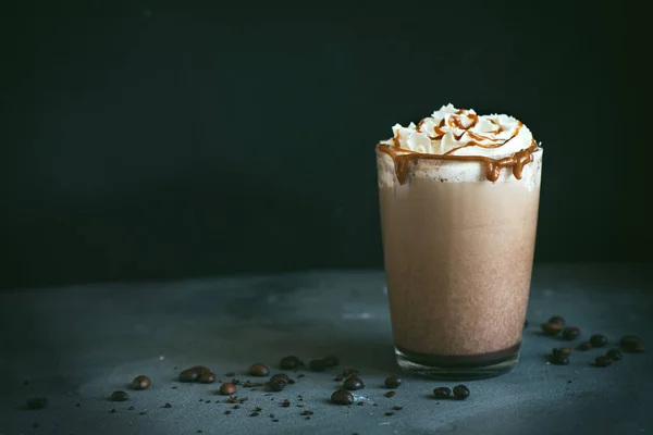 Холодный Кофе Frappe Frappuccino Взбитыми Сливками Карамелью Темном Фоне Копировальное — стоковое фото