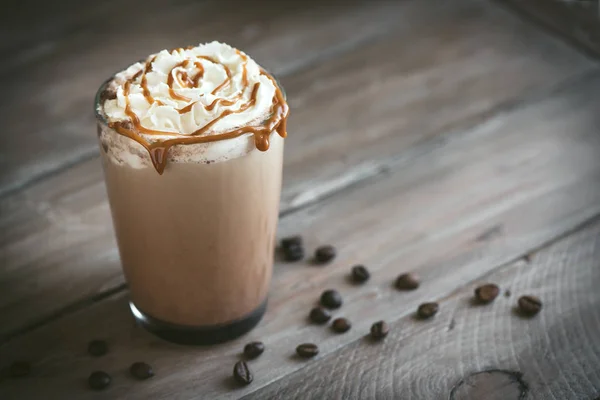 Холодный Кофе Frappe Frappuccino Взбитыми Сливками Карамелью Темном Фоне Копировальное — стоковое фото