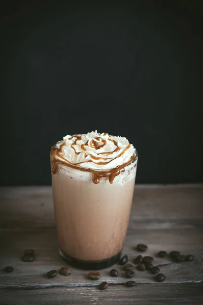 Холодный Кофе Frappe Frappuccino Взбитыми Сливками Карамелью Темном Фоне Копировальное — стоковое фото