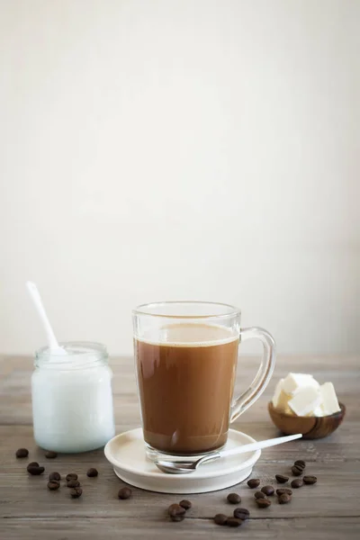 Skottsäkert Kaffe Blandat Med Ekologiskt Smör Och Mct Kokosolja Paleo — Stockfoto