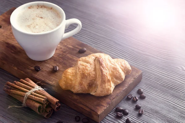 Café Con Croissant Para Desayuno Croissant Francés Café Cappuccino Imagen — Foto de Stock