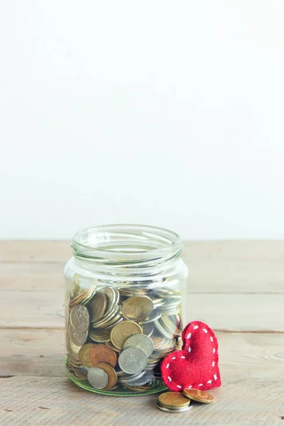 Münzen Glas Mit Rotem Herz Geldsparen Wohltätigkeits Und Spendenkonzept Kopierraum — Stockfoto