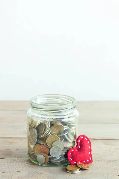 Pièces Bocal Verre Avec Coeur Rouge Économies Argent Concept Bienfaisance — Photo