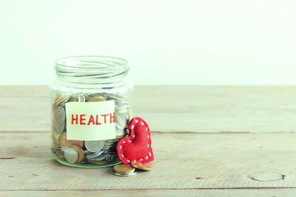Münzen Glas Mit Rotem Herz Und Gesundheitsetikett Geldsparen Wohltätigkeits Und — Stockfoto
