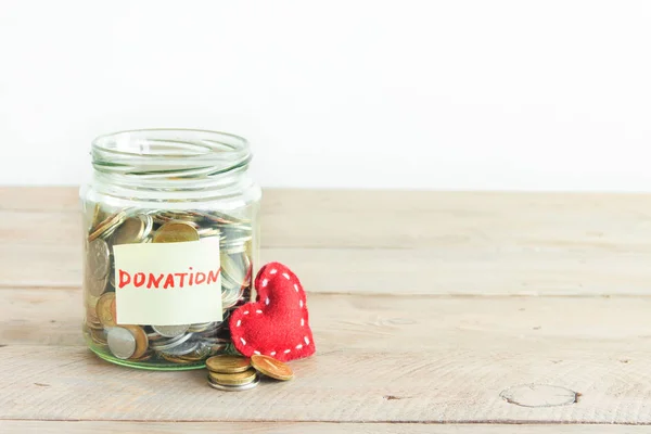 Münzen Glas Mit Spendenaufkleber Und Rotem Herz Geldsparen Wohltätigkeits Und — Stockfoto