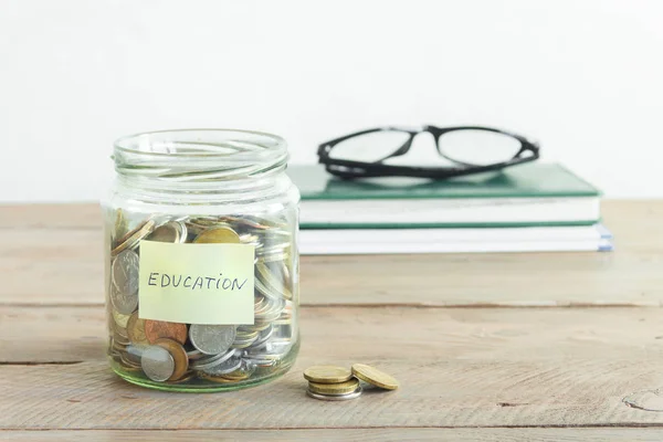 Érmék Üvegedénybe Oktatás Címkével Pénz Megtakarítást Oktatási Vagy Főiskolai Alap — Stock Fotó
