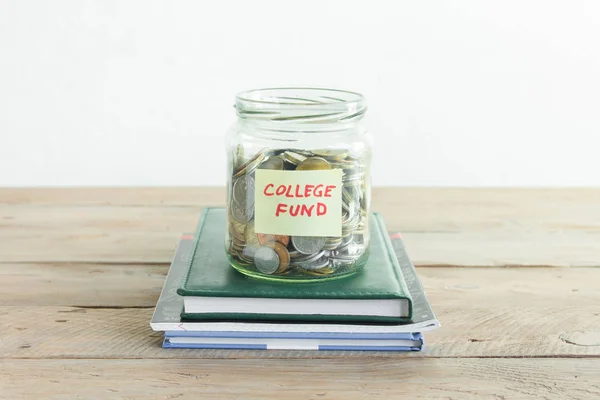 Münzen Glas Mit College Fonds Etikett Und Büchern Geld Sparen — Stockfoto