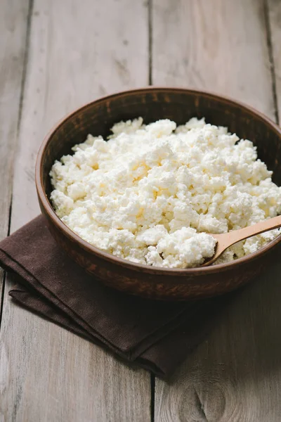 Süzme peynir, lor rustik ahşap masa, üstten görünüm, kopya alanı. Organik biyo çiftliği süt ürünleri - süzme peynir.