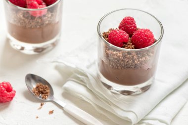 Ahududu ile bardaklarda çikolata tatlı. Çikolatalı mus veya taze çilek, kopya alanı ile bölümü bardaklarda puding.