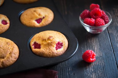 Ev yapımı kek ahududu. Kahvaltı için sağlıklı Berry Muffins.