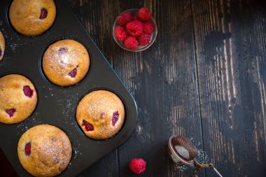 Ev yapımı kek ahududu. Kahvaltı için sağlıklı Berry Muffins.