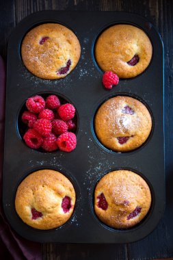 Ev yapımı kek ahududu. Kahvaltı için sağlıklı Berry Muffins.