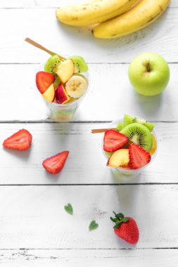 Plastik bardak paket içinde meyve salatası. Organik meyve ve çilek, gitmek, sağlıklı snack dilimlenmiş Kopyala yer.