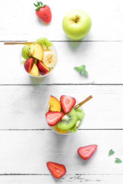 Plastik bardak paket içinde meyve salatası. Organik meyve ve çilek, gitmek, sağlıklı snack dilimlenmiş Kopyala yer.