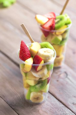 Plastik bardak paket içinde meyve salatası. Organik meyve ve çilek, gitmek, sağlıklı snack dilimlenmiş Kopyala yer.