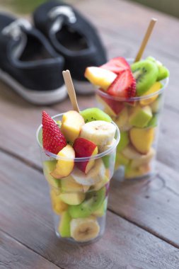 Plastik bardak paket içinde meyve salatası. Organik meyve ve çilek, gitmek, sağlıklı snack dilimlenmiş Kopyala yer.