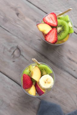 Plastik bardak paket içinde meyve salatası. Organik meyve ve çilek, gitmek, sağlıklı snack dilimlenmiş Kopyala yer.