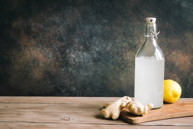 Ale veya Kombucha şişe - ev yapımı limon zencefil ve organik probiyotik içki, kopya alanı zencefil.