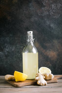 Bira şişe - ev yapımı limon zencefil ve organik gazoz içmek, kopya alanı zencefil.