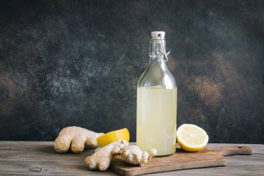 Ale veya Kombucha şişe - ev yapımı limon zencefil ve organik probiyotik içki, kopya alanı zencefil.
