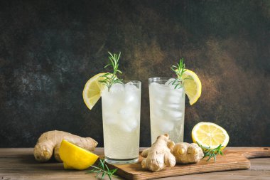 Ale - ev yapımı limon zencefil ve organik gazoz içmek, kopya alanı zencefil.