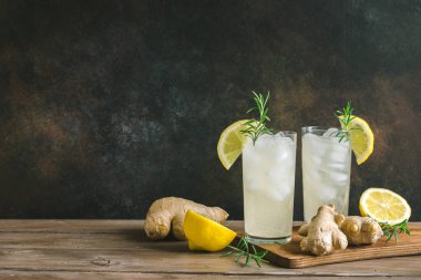 Ale veya Kombucha şişe - ev yapımı limon zencefil ve organik probiyotik içki, kopya alanı zencefil.