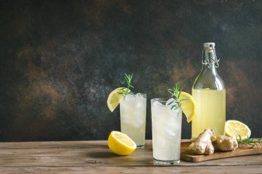 Ale - ev yapımı limon zencefil ve organik gazoz içmek, kopya alanı zencefil.