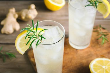 Ale veya Kombucha bardaklarda - ev yapımı limon zencefil ve organik probiyotik içki, kopya alanı zencefil.