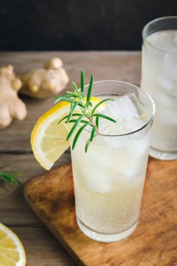 Ale veya Kombucha şişe - ev yapımı limon zencefil ve organik probiyotik içki, kopya alanı zencefil.