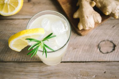 Ale veya Kombucha bardaklarda - ev yapımı limon zencefil ve organik probiyotik içki, kopya alanı zencefil.