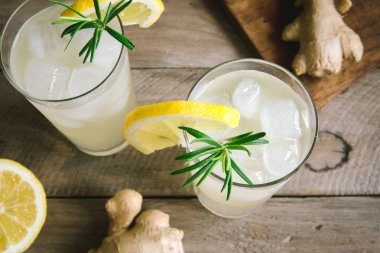 Ale veya Kombucha bardaklarda - ev yapımı limon zencefil ve organik probiyotik içki, kopya alanı zencefil.