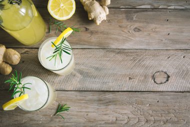 Ale veya Kombucha bardaklarda - ev yapımı limon zencefil ve organik probiyotik içki, kopya alanı zencefil.