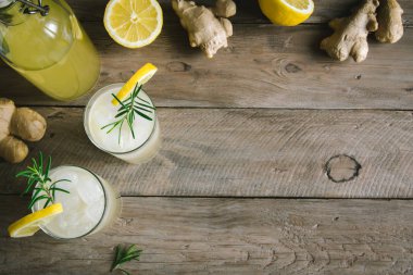 Ale veya Kombucha bardaklarda - ev yapımı limon zencefil ve organik probiyotik içki, kopya alanı zencefil.