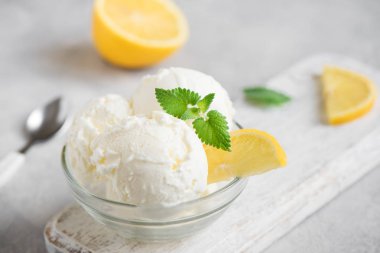 Limon dondurma kase. Ev yapımı narenciye limon dondurma nane ile yakın çekim.