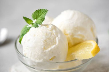 Limon dondurma kase. Ev yapımı narenciye limon dondurma nane ile yakın çekim.
