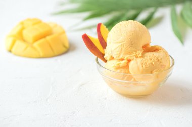 Mango Dondurma veya sorbe kasede. Ev yapımı meyve mango dondurma beyaz arka planda, kopya alanı.