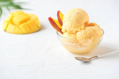 Mango Dondurma veya sorbe kasede. Ev yapımı meyve mango dondurma beyaz arka planda, kopya alanı.