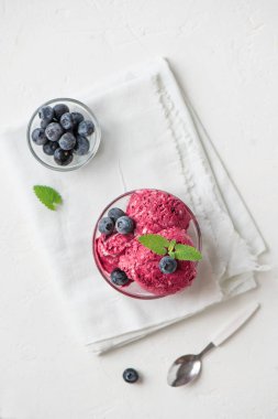 Sağlıklı ev yapımı yaban mersini Organik Yaban mersini ve nane - ile sağlıklı vejetaryen diyet vegan ham meyve organik lezzetli tatlı, süt ücretsiz, ücretsiz gluten tepesinde dondurma (dondurma, nicecream)