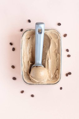 Kahveli dondurma pembe pastel arka planda, üstten görünüm alanı kopyalayın. Dondurulmuş kahve gelato dondurma kahve çekirdekleri - sağlıklı yaz tatlı ile.