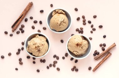 Pastel pembe, üstten görünüm üzerinde kahveli dondurma. Kahve çekirdekleri ile dondurulmuş kahve gelato dondurma ve tarçın - sağlıklı tatlı yaz.