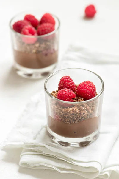 Chocolade Dessert Glazen Met Frambozen Chocolademousse Pudding Gedeelte Glazen Met — Stockfoto