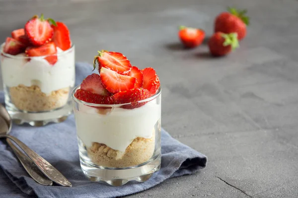 Strawberry Bagatell Mini Efterrätt Glas Med Färska Jordgubbar Och Cream — Stockfoto