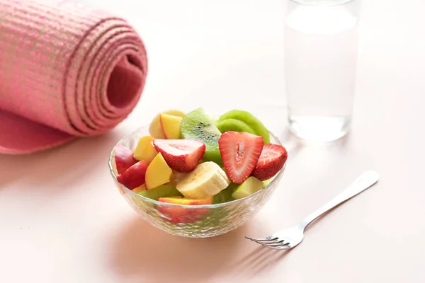 Sport Gezonde Levensstijl Concept Roze Yoga Mat Fruit Bessen Salade — Stockfoto