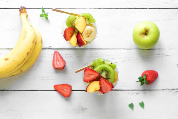 Fruit Salad Plastic Cups Takeaway Sliced Organic Fruits Berries Healthy — Stock Photo, Image