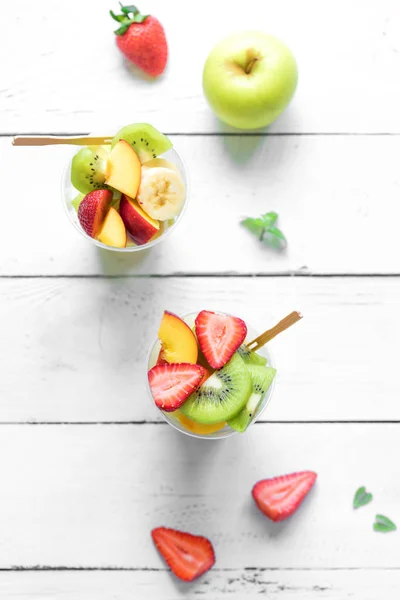 Salade Fruits Dans Des Tasses Plastique Emporter Fruits Baies Bio — Photo