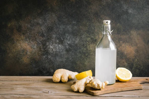 Bira şişe - ev yapımı limon zencefil ve organik gazoz içmek, kopya alanı zencefil.