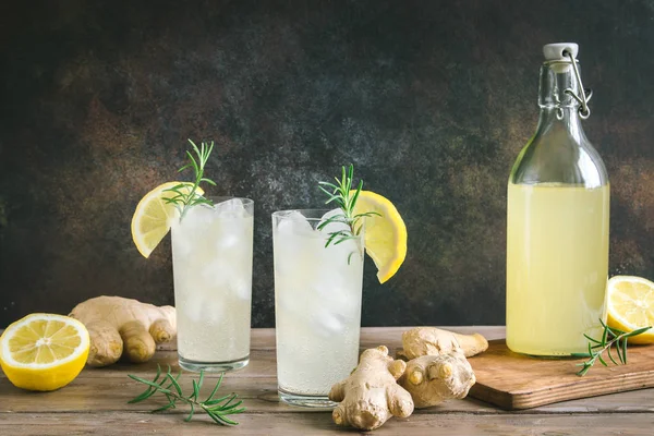 Ginger Ale Zelfgemaakte Citroen Gember Organische Frisdrank Drinken Kopie Ruimte — Stockfoto