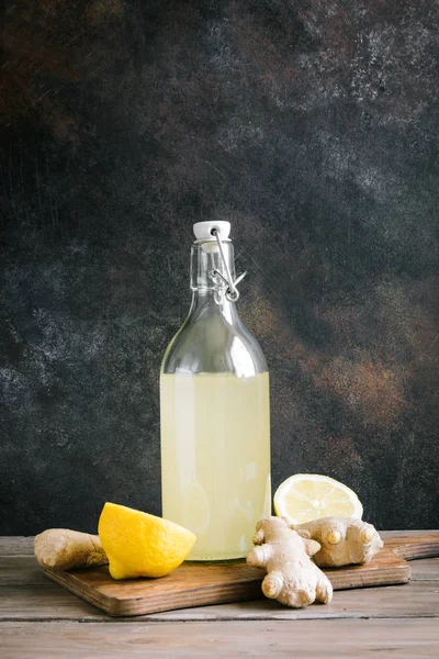 Ginger Ale Garrafa Bebida Caseira Limão Gengibre Refrigerante Orgânico Espaço — Fotografia de Stock